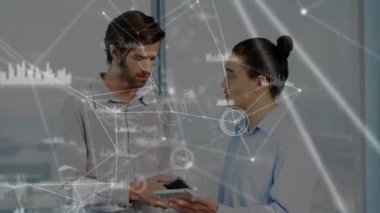 Ofisteki dijital tablet kullanılarak dijital simgelerin animasyonu ve iş arkadaşları üzerinden bağlantı ağının oluşturulması. Çevrimiçi ağ dijital arayüz konsepti dijital olarak oluşturuldu.