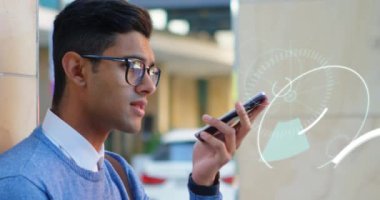 Kapsam taramasında daire şeklinde yazılmış 5G metnin animasyonu, akıllı telefondan konuşan adam. Beşinci nesil mobil telekomünikasyon ağı teknolojisi arayüzü kavramı dijital olarak oluşturuldu.