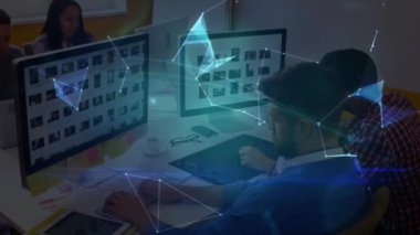 Ofisteki bilgisayarları kullanarak iş arkadaşlarının üzerinden bağlantı ağına sahip dünyanın animasyonu. Çevrimiçi ağ dijital arayüz konsepti dijital olarak oluşturuldu.