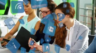 Ofisteki bilgisayarları, dijital tabletleri ve akıllı telefonları kullanarak iş arkadaşlarının üzerine düşen birden fazla dijital simgenin animasyonu. Çevrimiçi ağ dijital arayüz teknolojisi konsepti dijital olarak oluşturuldu.