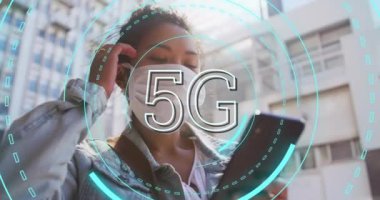 Daire şeklinde yazılmış 5G metnin animasyonu, akıllı telefonunu kullanan yüz maskeli kadın. Beşinci nesil mobil telekomünikasyon ağı teknolojisi arayüzü kavramı dijital olarak oluşturuldu.