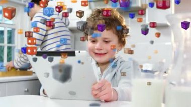 Dijital tablet kullanarak çocuğun üzerinde yüzen dijital simgelerin animasyonu. Çevrimiçi ağ dijital arayüz teknolojisi konsepti dijital olarak oluşturuldu.