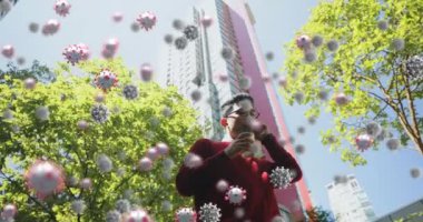 Coronavirus Covid 19 hücrenin animasyonu telefonda konuşan bir adamın üzerine yayılıyor. Coronavirus Covid 19 salgın konsepti dijital olarak üretildi..