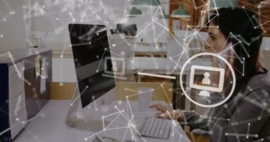 Bilgisayarla çalışan bir kadın için simgeler ve veri işleme ağı animasyonu. Çevrimiçi ağ dijital arayüz konsepti dijital olarak oluşturuldu.