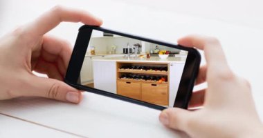 Ekranda gösterilen ev mutfağı içerisindeki akıllı telefonu kullanan kişinin animasyonu. Çevrimiçi alışveriş evi dekorasyonu konsepti dijital kompozit.