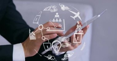 Dijital tablet kullanarak insanların üzerinde dönen dijital simgelerin olduğu bir dünya animasyonu. Çevrimiçi ağ dijital arayüz teknolojisi konsepti dijital olarak oluşturuldu.