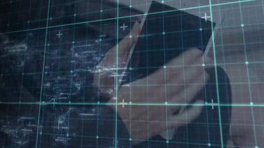 Ofiste dijital tablet kullanan bir kadın ve veri işleme sistemi animasyonu. Çevrimiçi ağ dijital arayüz teknolojisi konsepti dijital olarak oluşturuldu.