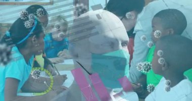 Coronavirus Covid 19 hücrenin animasyonu okul çocuklarına grafikler, çizelgeler ve maskeli insan kafası modelleriyle yayılıyor. Coronavirus Covid 19 salgın konsepti dijital olarak üretildi..