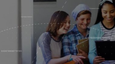 Dijital tablet kullanan arkadaşların veri işleme animasyonu. Çevrimiçi ağ dijital arayüz teknolojisi konsepti dijital olarak oluşturuldu.