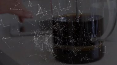 Dijital tablet ve akıllı telefon kullanarak orta kesimdeki bağlantı ağının animasyonu. Çevrimiçi ağ dijital arayüz teknolojisi konsepti dijital olarak oluşturuldu.