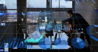 Akşamları yoğun bir ofiste çalışan iş adamları üzerinde grafiklerin, verilerin ve dijital arayüzün animasyonu. Küresel dijital iş ağı konsepti dijital bileşimi.