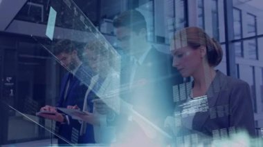 Ofisteki dijital tablet ve akıllı telefonları kullanarak meslektaşlarının istatistiklerinin kaydedildiği ekranın animasyonu. Çevrimiçi ağ dijital arayüz teknolojisi konsepti dijital olarak oluşturuldu.