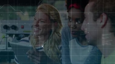 Arkadaşların konuşmaları ve dijital tablet kullanmaları üzerine veri işleme sistemi üzerinde animasyon. Çevrimiçi ağ dijital arayüz teknolojisi konsepti dijital olarak oluşturuldu.