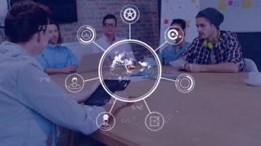 Toplantı sırasında ofiste dijital tablet kullanarak iş arkadaşlarının üzerinde dönen dijital simgelerin canlandırılması. Çevrimiçi ağ dijital arayüz konsepti dijital olarak oluşturuldu.