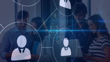 Ofisteki bilgisayar, dijital tablet ve akıllı telefonlar kullanan meslektaşlar üzerinden dijital simge ağının animasyonu. Çevrimiçi ağ dijital arayüz teknolojisi konsepti dijital olarak oluşturuldu.