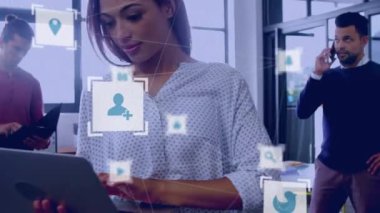 Ofiste akıllı telefon, dizüstü bilgisayar ve dijital tablet kullanan meslektaşlar üzerinde dijital simgelerin canlandırılması. Çevrimiçi ağ dijital arayüz teknolojisi konsepti dijital olarak oluşturuldu.