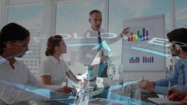 Arka planda oturan ve tartışan çok ırklı ofis çalışanlarından oluşan bir grubun finansal veri işleme animasyonu. Küresel işletme finans ağı arayüzü dijital bileşimi.