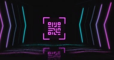 Mavi arkaplanda pembe-mavi neon oklarla yanıp sönen pembe QR kodunun animasyonu. Bilgi arayüzü dijital bilgisayar teknolojisi konsepti dijital olarak oluşturuldu.