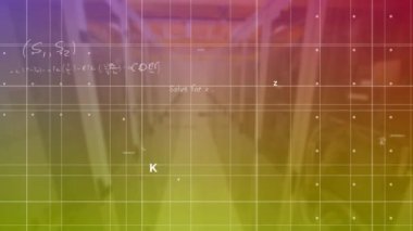 Mor ile yeşil arka plan arasında bilgisayar sunucularında görünen matematik denklemlerinin animasyonu. Dijital olarak oluşturulan bilgi akışı kavramı küresel veri işleme.