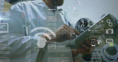 Sanayi deposunda dijital tablet kullanan bir adamın orta kesiminde grafik, veri ve simgelerle dijital arayüzün animasyonu. Küresel dijital iletişim ağı konsepti dijital kompozit.