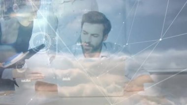 Mavi gökyüzüne karşı iş arkadaşlarıyla birlikte dizüstü bilgisayarı kullanan insan üzerindeki bağlantı ve veri işleme ağının animasyonu. Çevrimiçi ağ dijital arayüz teknolojisi konsepti dijital olarak oluşturuldu.