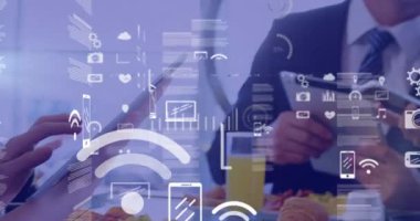 Ofiste dijital tablet ve akıllı telefon kullanan bir grup insan üzerinde veri işleme ve dijital simgelerin canlandırılması. Çevrimiçi ağ dijital arayüz teknolojisi konsepti dijital olarak oluşturuldu.