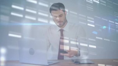 Dizüstü bilgisayar ve akıllı telefon kullanan bir adama karşı veri işleme animasyonu. Çevrimiçi ağ dijital arayüz teknolojisi konsepti dijital olarak oluşturuldu.