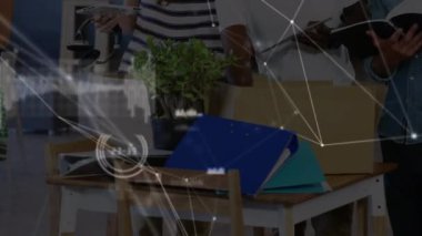 Bir ofiste birlikte çalışan insanlar üzerinde bağlantılar ve veri işleme ağının animasyonu. Çevrimiçi ağ dijital arayüz konsepti dijital olarak oluşturuldu.