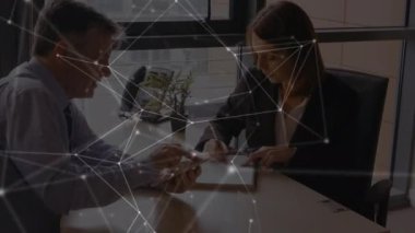 Dijital tablet kullanan ve ofiste konuşan kadın ve erkek üzerindeki şebeke hatlarıyla veri işleme animasyonu. Çevrimiçi ağ dijital arayüz konsepti dijital olarak oluşturuldu.