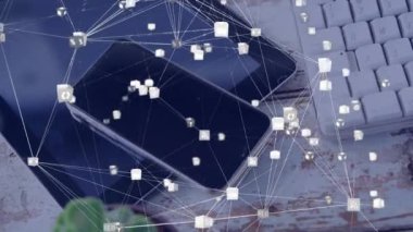 Tahta masadaki dijital simgelerle dizüstü bilgisayarlı, dijital tabletli ve akıllı telefonlu dünyanın animasyonu. Çevrimiçi ağ dijital arayüz konsepti dijital olarak oluşturuldu.
