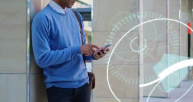 Kapsam taramasında daire şeklinde yazılmış 5G metnin animasyonu, akıllı telefonunu kullanan adam. Beşinci nesil mobil telekomünikasyon ağı teknolojisi arayüzü kavramı dijital olarak oluşturuldu.