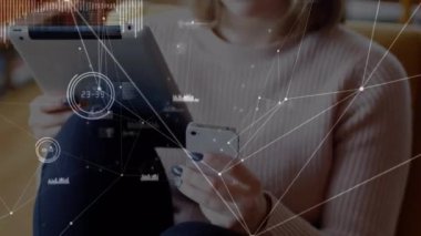 Dijital tabletli akıllı telefon kullanarak kadınlara karşı işlenen bağlantı ağının animasyonu. Çevrimiçi ağ dijital arayüz konsepti dijital olarak oluşturuldu.