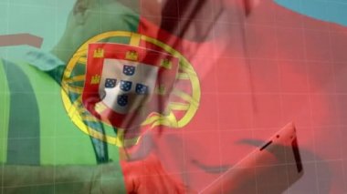 Bölgedeki tablet kullanan çalışanın üzerinde Portekiz bayrağı.