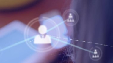 Ofiste dijital tablet ve akıllı telefon kullanan kadınların dijital simge ağının animasyonu. Çevrimiçi ağ dijital arayüz teknolojisi konsepti dijital olarak oluşturuldu.