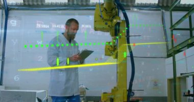 Grafiklerle dijital arayüzün animasyonu ve dijital tablet kullanan ve endüstriyel makineleri ayarlayan insan üzerindeki veri işlemesi. Küresel dijital iletişim ağı konsepti dijital kompozit.