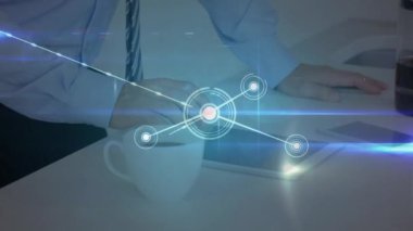 Dijital tablet kullanılarak çalışan iş adamlarına ilişkin bağlantılar ve veri işleme ağının animasyonu. Çevrimiçi ağ dijital arayüz konsepti dijital olarak oluşturuldu.