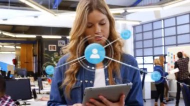 Dijital tablet kullanan ve ofiste beşlik çakan kadın ve erkeğin dijital simge ağının animasyonu. Çevrimiçi ağ dijital arayüz teknolojisi konsepti dijital olarak oluşturuldu.