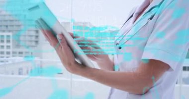 Hastane ofisinde tablet kullanan gülümseyen kadın doktorun portresi üzerinde bilimsel elementlerin, verilerin ve dijital arayüzün animasyonu. Küresel dijital bilim medikal ağı konsepti dijital bileşik.