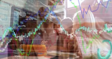 Okul çocukları ve yüz maskesi takan bir kadın üzerinde grafik ve çizelge animasyonları. Coronavirus Covid 19 salgın konsepti dijital olarak üretildi..