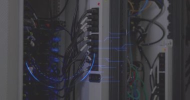 Beyaz kadının bilgisayar sunucusunu kontrol etmesi üzerine asma kilit ile dijital arayüzün animasyonu. Dijital ağ teknolojisi güvenlik konsepti dijital olarak oluşturuldu.