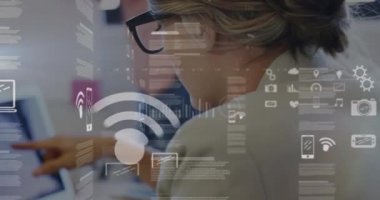Dizüstü bilgisayarı ve akıllı telefonu olan bir kadın hakkında istatistik kaydı ve veri işleme animasyonu. Çevrimiçi ağ dijital arayüz teknolojisi konsepti dijital olarak oluşturuldu.