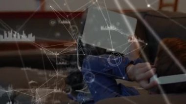 Kulaklıklı ve dijital tabletli adam üzerinden bağlantı ve veri işleme ağının animasyonu. Çevrimiçi ağ dijital arayüz konsepti dijital olarak oluşturuldu.