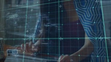 Dijital tablet kullanan bir kadın için veri işleme sistemi üzerinde animasyon. Çevrimiçi ağ dijital arayüz konsepti dijital olarak oluşturuldu.