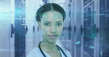 Bilgisayar sunucu odasındaki karma ırk kadın doktorunun portresi üzerine el yazısıyla yazılmış matematik denklemlerinin animasyonu. Küresel dijital ağ bilimi ve tıbbi dijital bileşimi.