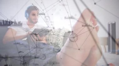 Kulaklıklı ve dijital tabletli adam üzerinden bağlantı ve veri işleme ağının animasyonu. Çevrimiçi ağ dijital arayüz teknolojisi konsepti dijital olarak oluşturuldu.