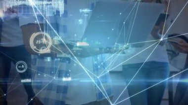 Ofisteki bilgisayar ve dijital tablet kullanılarak iş arkadaşları üzerinden bağlantı ağının animasyonu. Çevrimiçi ağ dijital arayüz konsepti dijital olarak oluşturuldu.