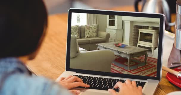 Oturma Odasının Içi Ekranda Gösterilen Dizüstü Bilgisayarı Kullanan Birinin Animasyonu — Stok video