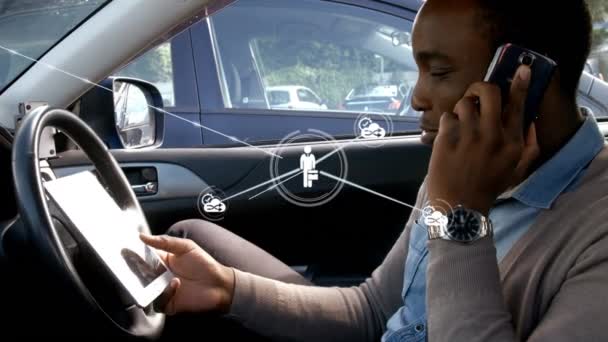 Dijital Tabletli Bir Arabada Akıllı Telefondan Konuşan Bir Adamla Bağlantı — Stok video