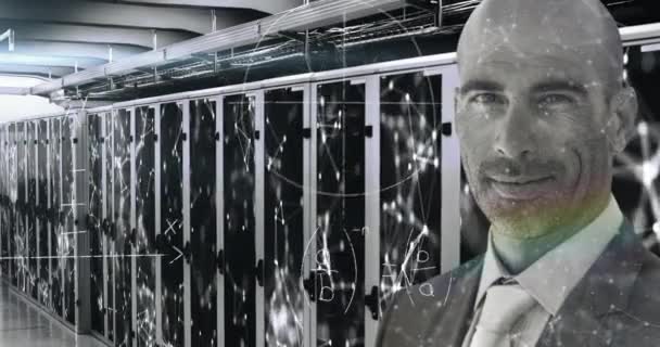 手書きの数式 データ ネットワークのアニメーションは コンピュータサーバールームで笑顔白人ビジネスマンの肖像画上に移動します グローバルビジネスネットワーク構想 デジタル複合機 — ストック動画