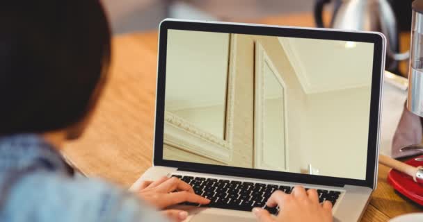 Animacja Osoby Korzystającej Laptopa Wnętrzami Łazienki Domowej Wyświetlanymi Ekranie Zakupy — Wideo stockowe